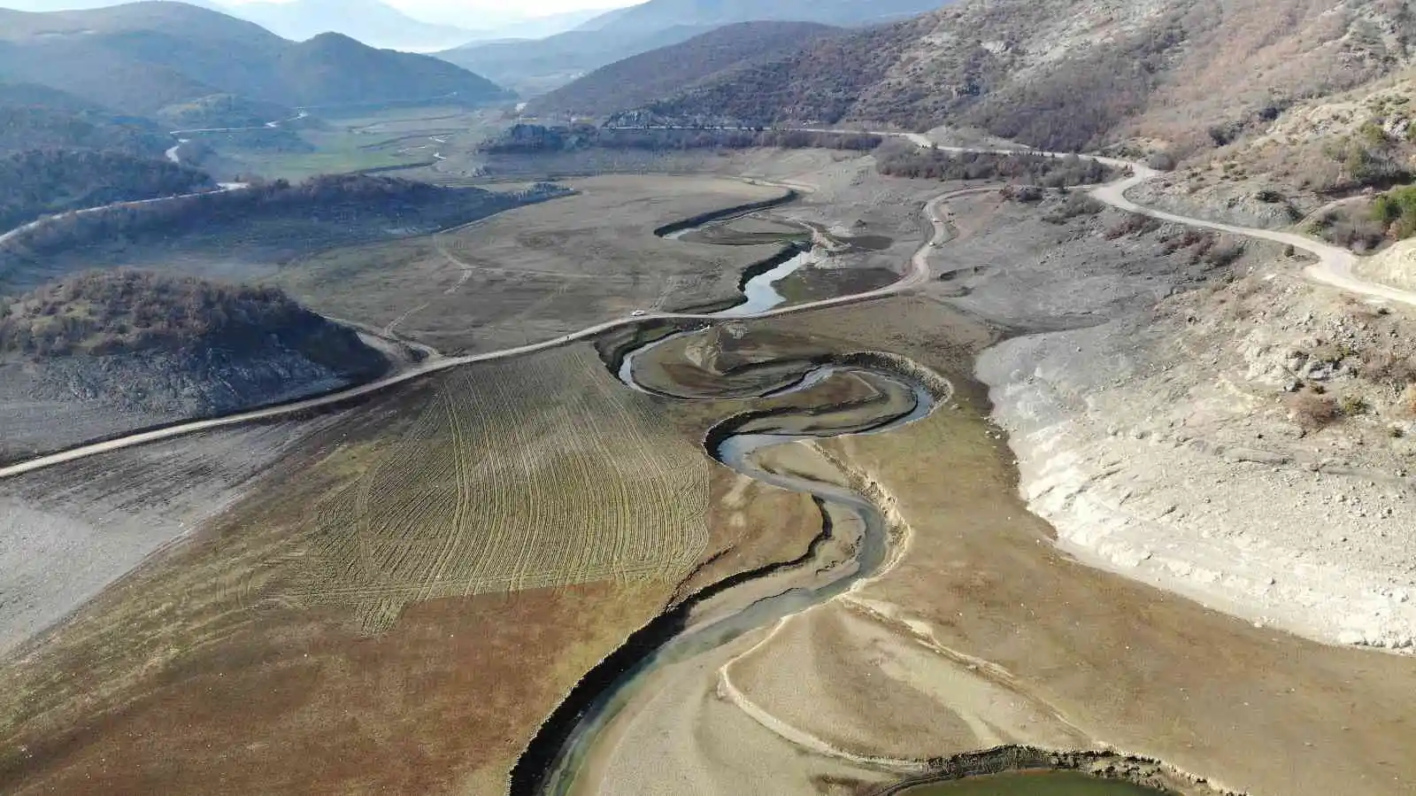 Barajda sular çekildi, toprakta derin çatlaklar oluştu
