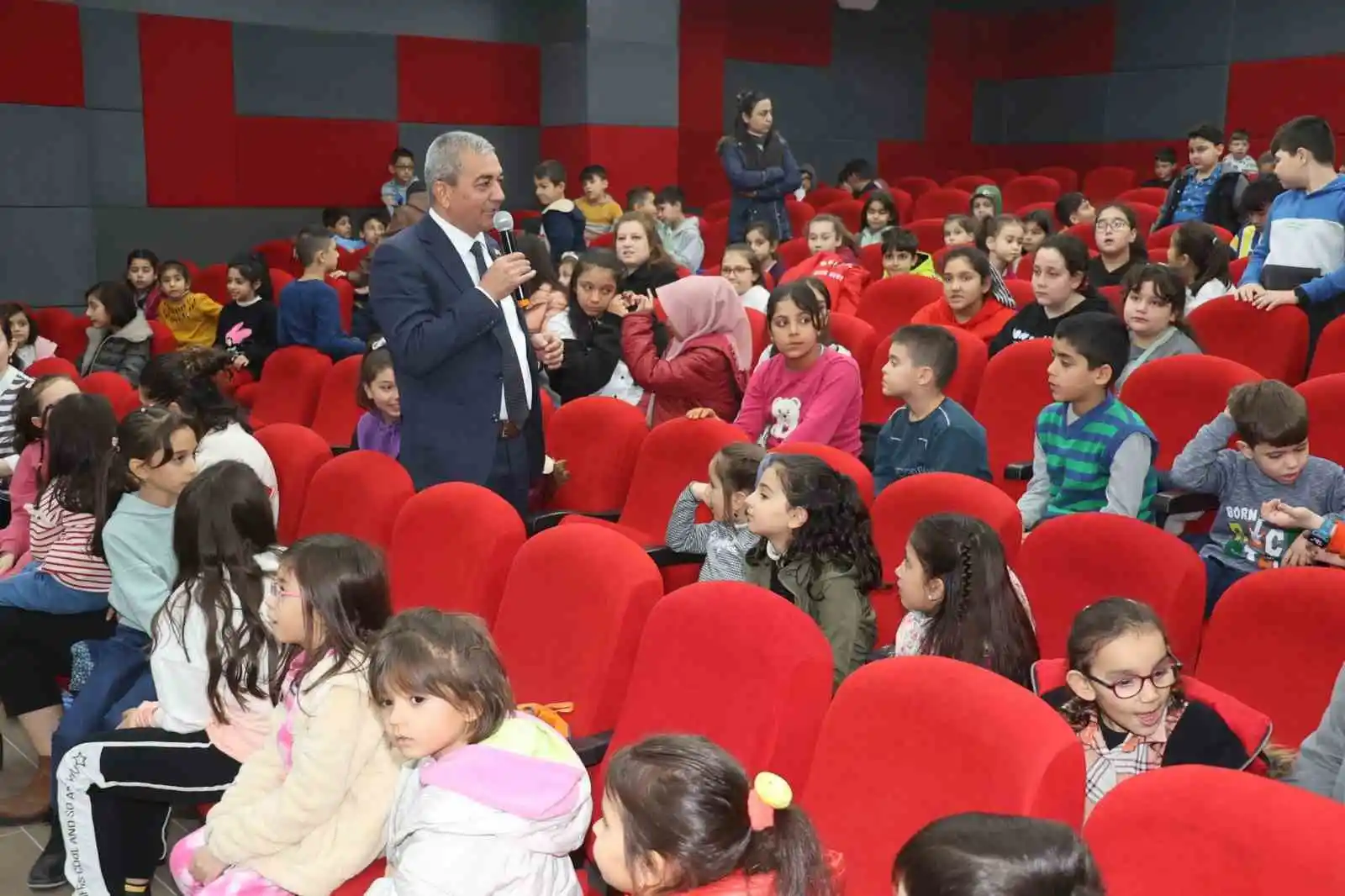 Başkan Kaplan karne hediyesi olarak öğrencileri tiyatro ile buluşturdu
