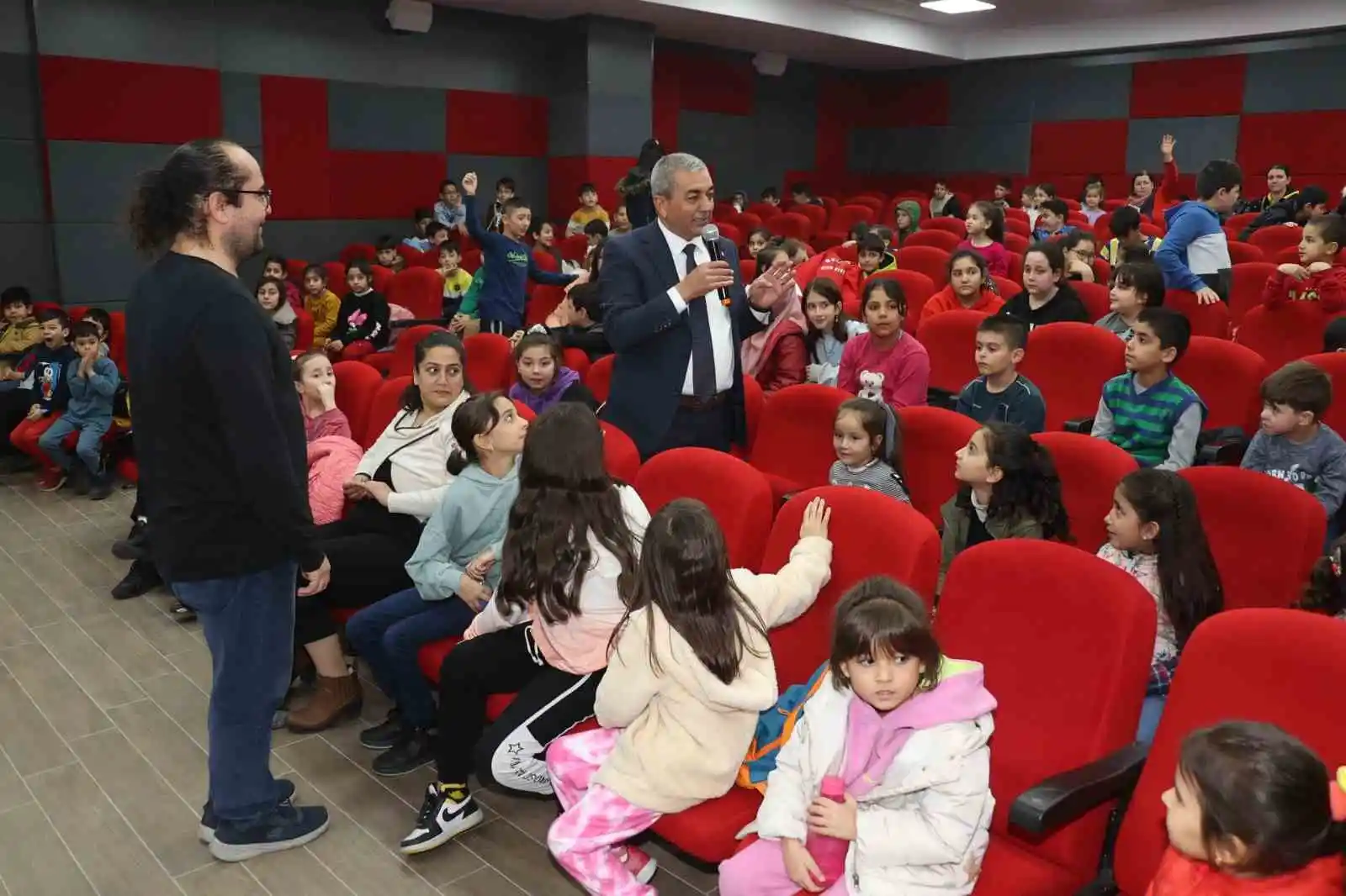 Başkan Kaplan karne hediyesi olarak öğrencileri tiyatro ile buluşturdu
