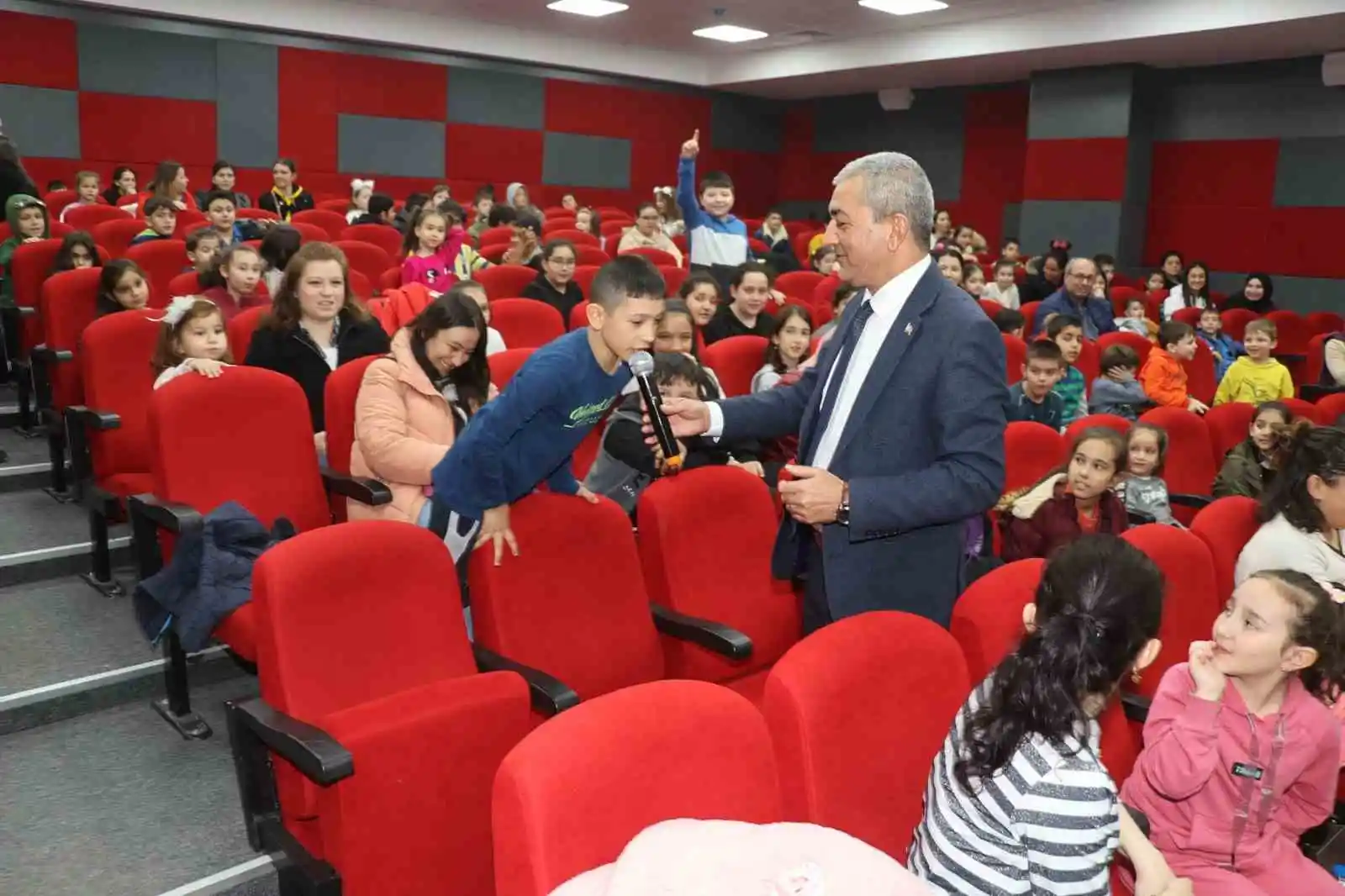 Başkan Kaplan karne hediyesi olarak öğrencileri tiyatro ile buluşturdu
