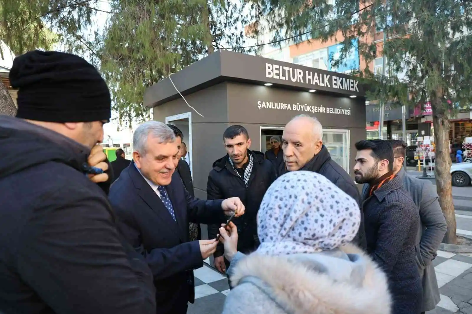 Belediye başkanı halk ekmek büfesinde satış yaptı
