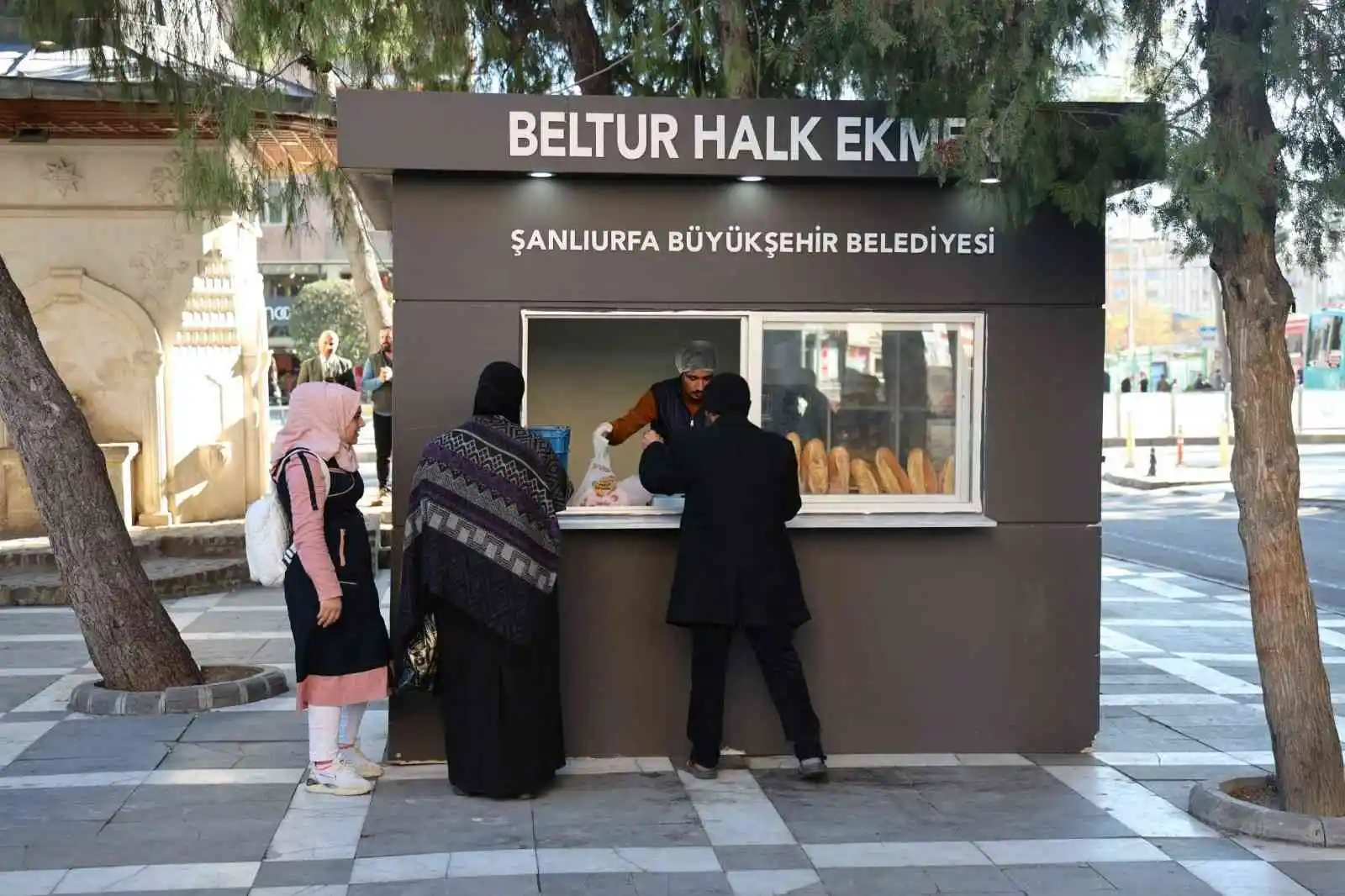 Belediye başkanı halk ekmek büfesinde satış yaptı
