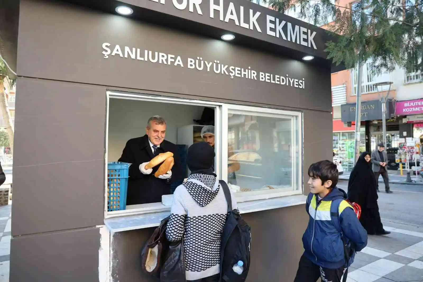 Belediye başkanı halk ekmek büfesinde satış yaptı
