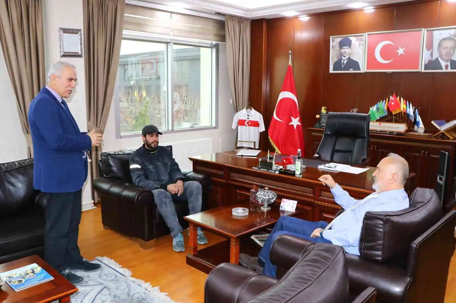 Belediyenin kaybolan 25 bin lirasını teslim etti