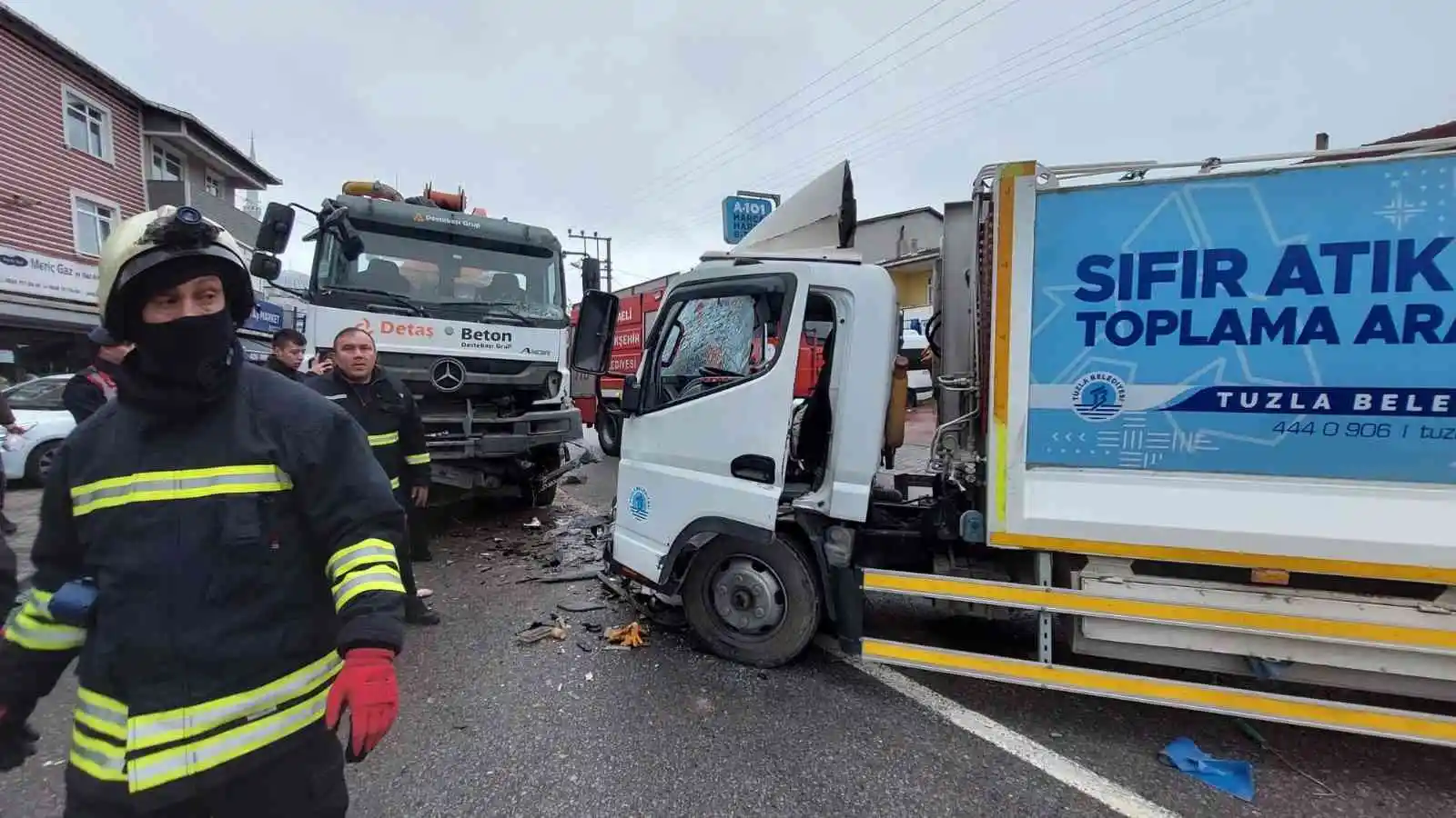 Beton pompası ile kamyon kafa kafaya çarpıştı:1 yaralı
