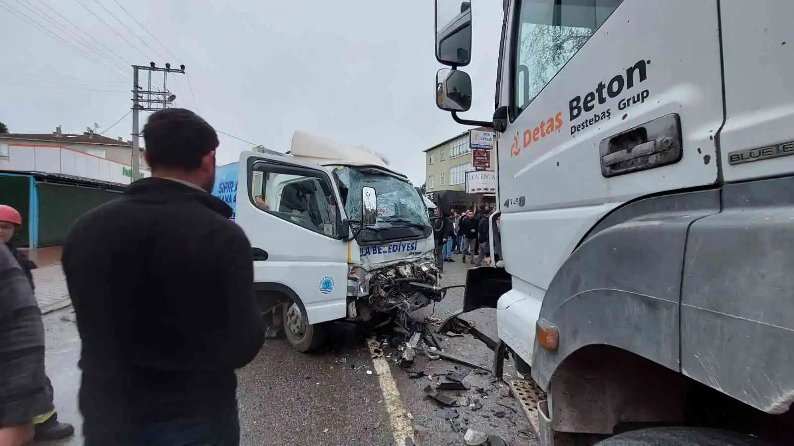 Beton pompası ile kamyon kafa kafaya çarpıştı:1 yaralı
