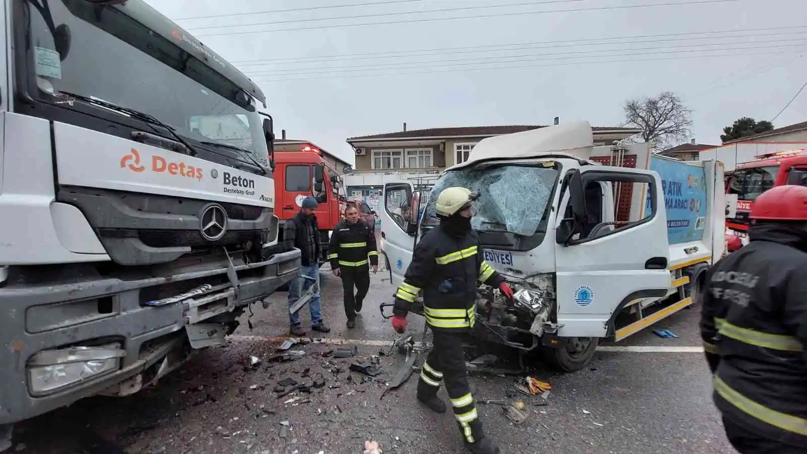 Beton pompası ile kamyon kafa kafaya çarpıştı:1 yaralı
