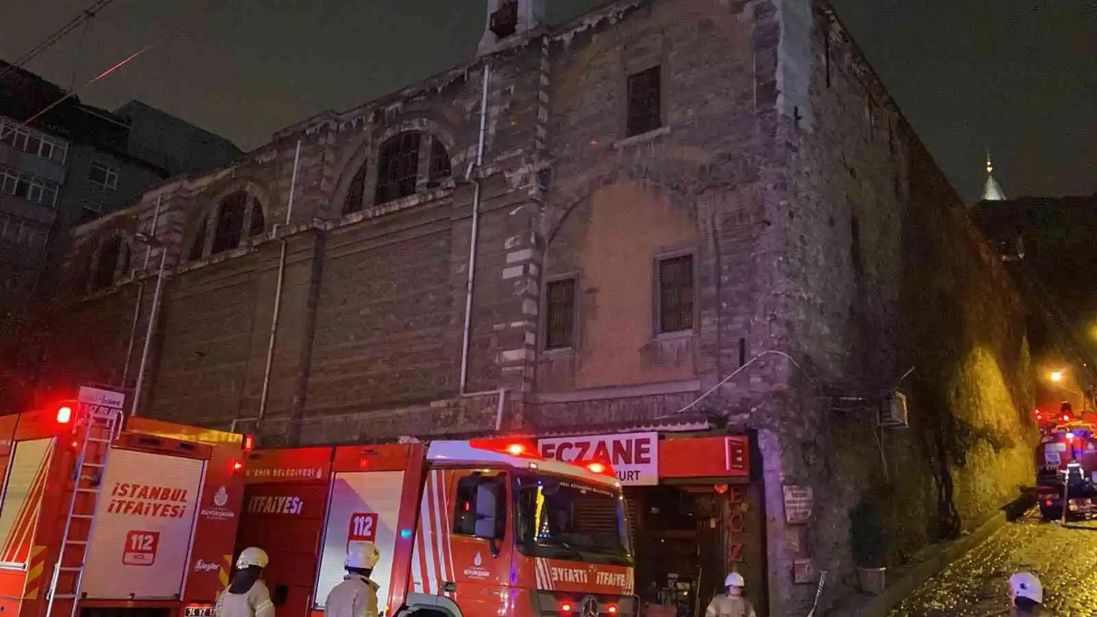 Beyoğlu'nda Ermeni Kilisesi'nin lojmanı alev alev yandı: 2 yaralı
