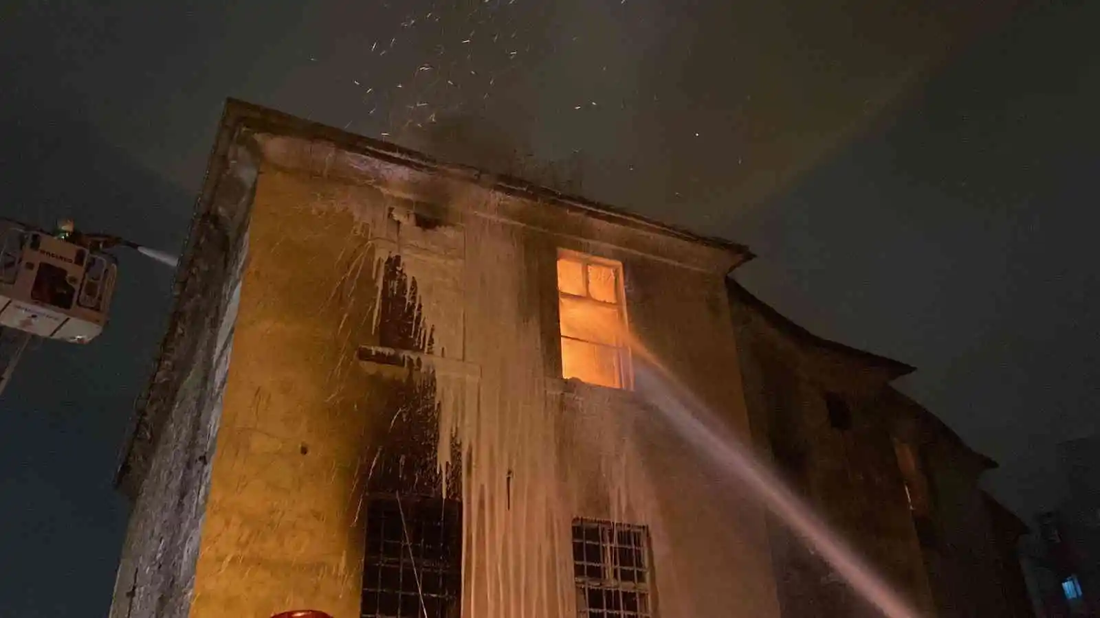 Beyoğlu’nda Ermeni Kilisesi’nin lojmanı alev alev yandı: 2 yaralı
