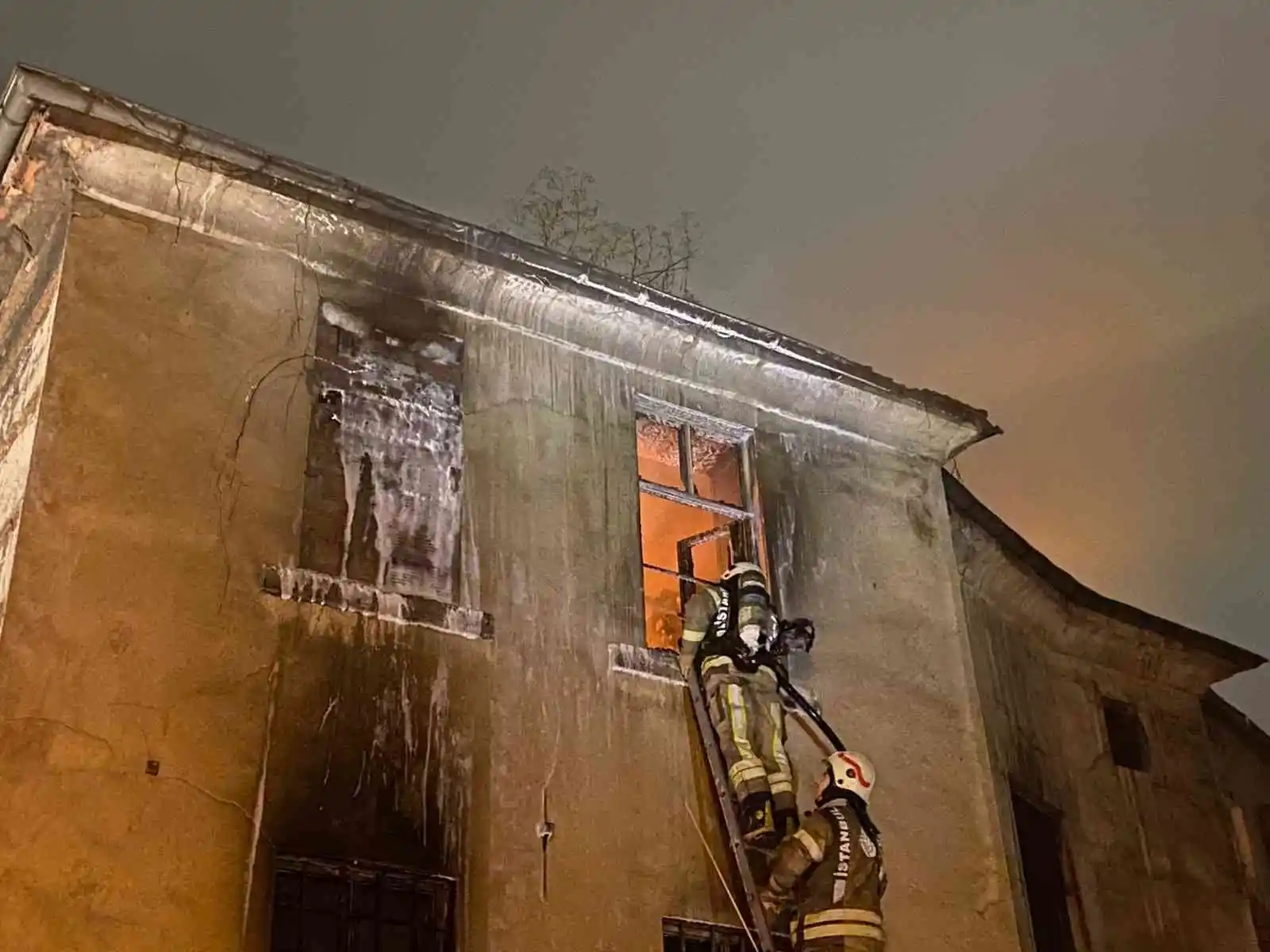 Beyoğlu’nda Ermeni Kilisesi’nin lojmanı alev alev yandı: 2 yaralı
