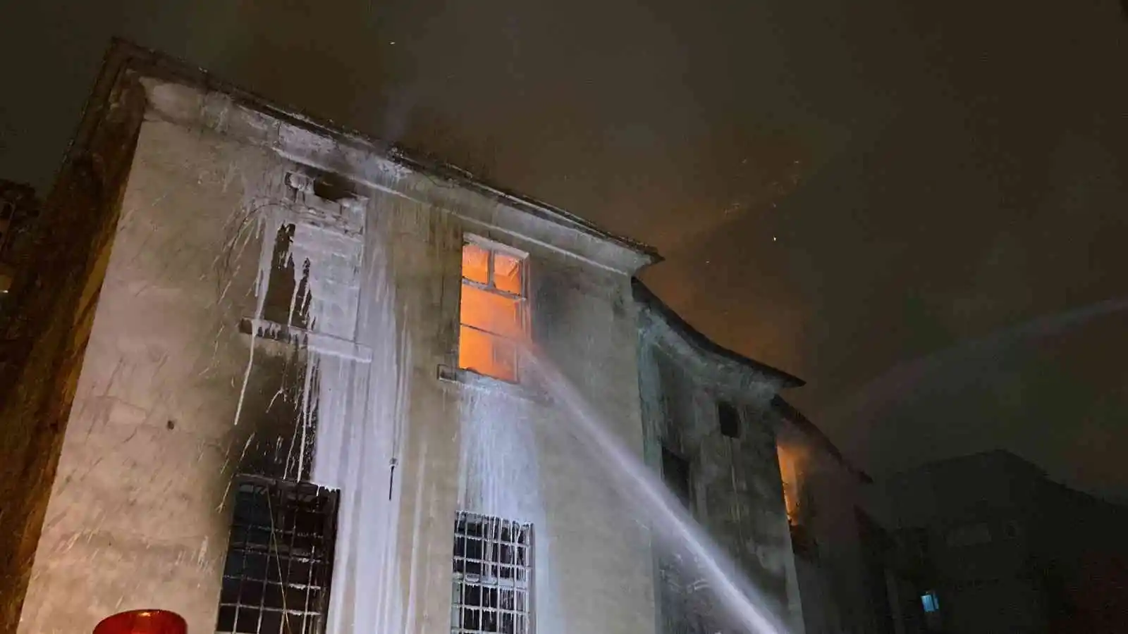 Beyoğlu’nda Ermeni Kilisesi’nin lojmanı alev alev yandı: 2 yaralı
