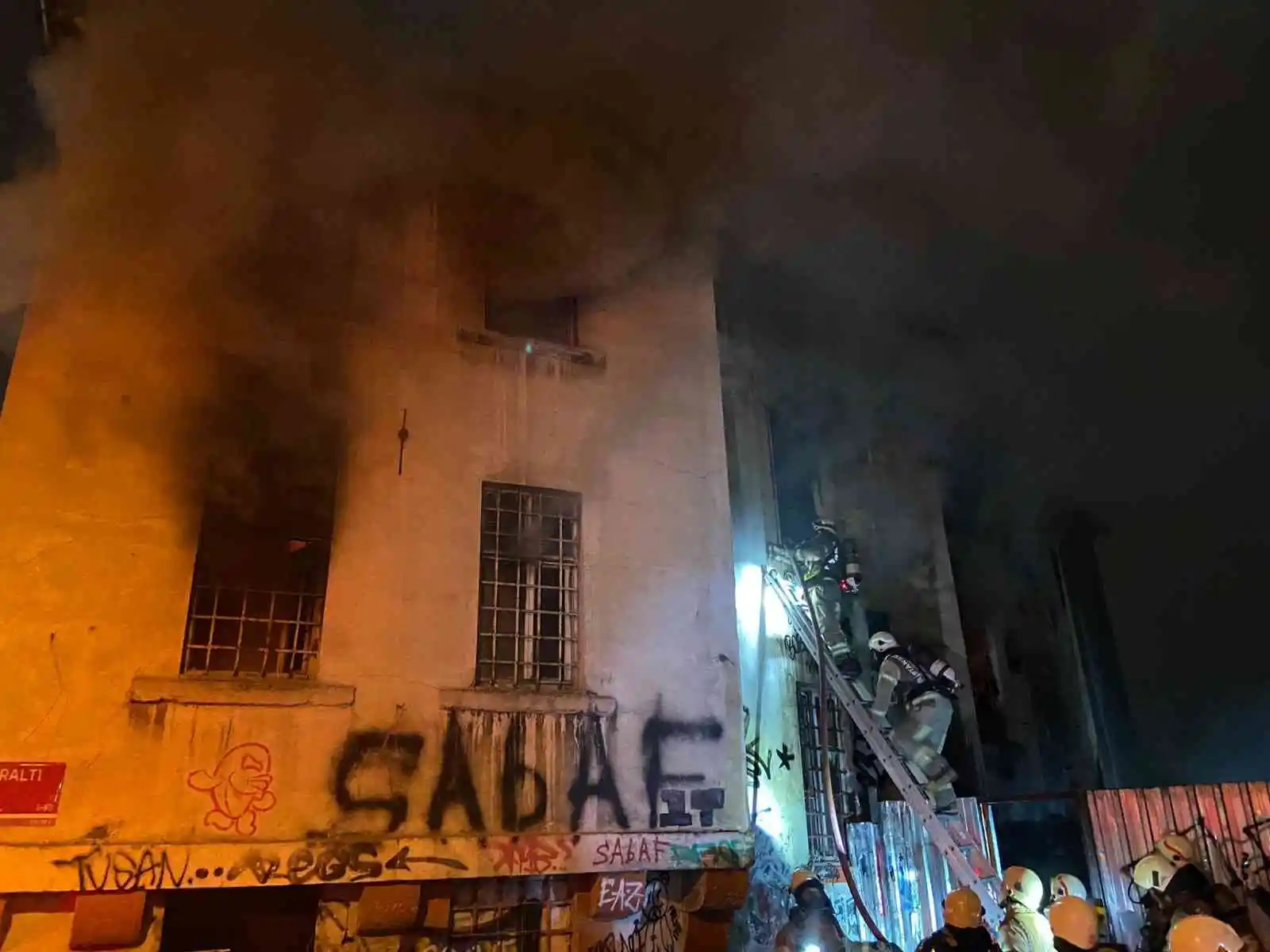 Beyoğlu’nda Ermeni Kilisesi’nin lojmanı alev alev yandı: 2 yaralı
