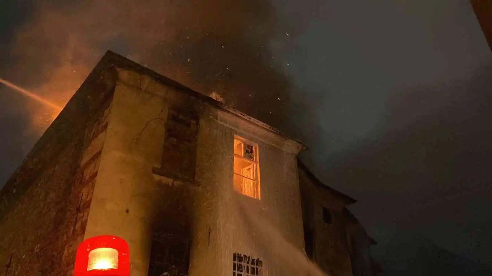 Beyoğlu’nda Ermeni Kilisesi’nin lojmanı alev alev yandı: 2 yaralı
