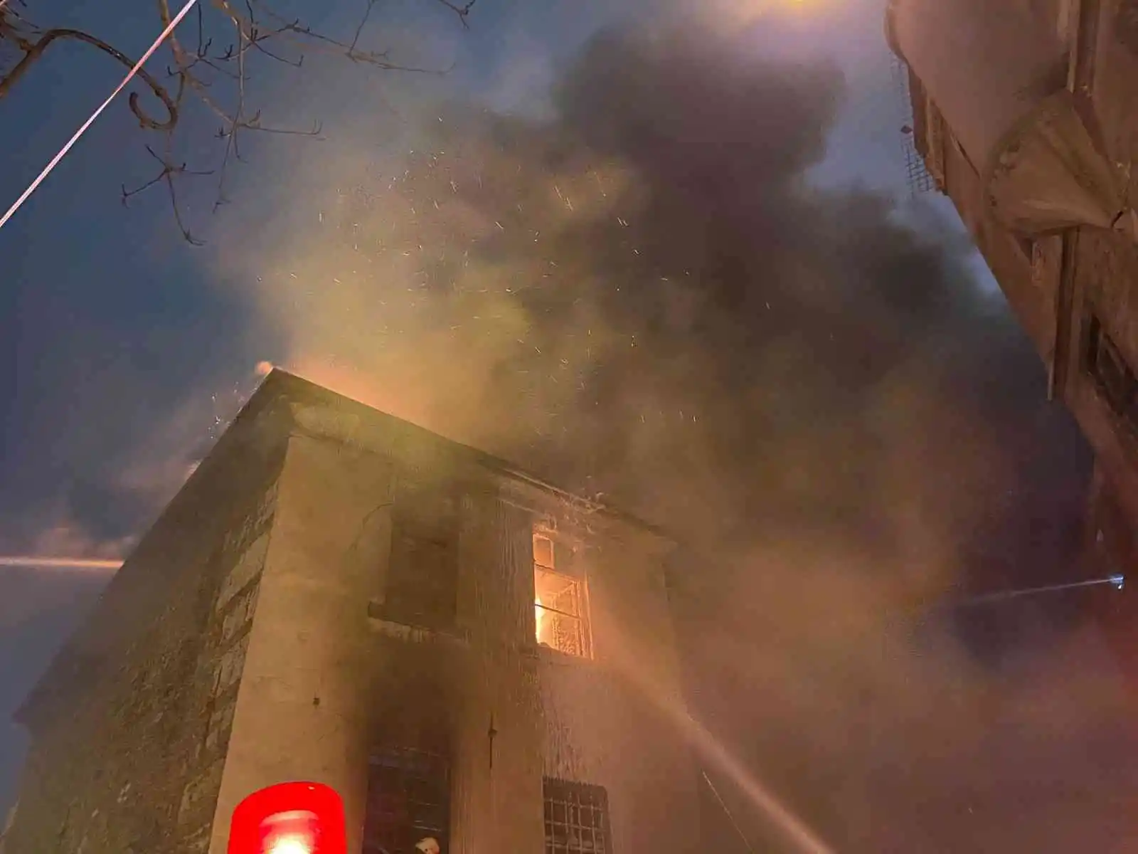 Beyoğlu’nda Ermeni Kilisesi’nin lojmanı alev alev yandı: 2 yaralı
