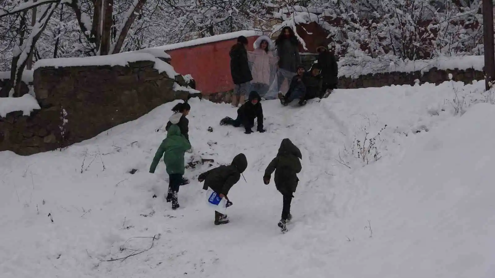 Bitlis'te çocuklar kayak keyfi yaşadı
