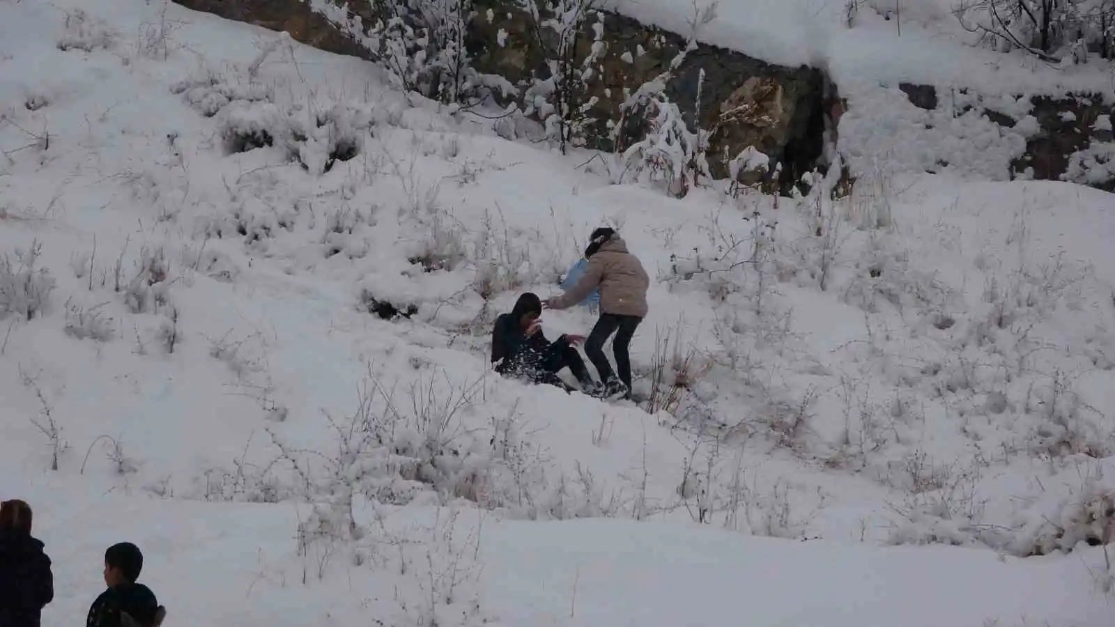 Bitlis’te çocuklar kayak keyfi yaşadı
