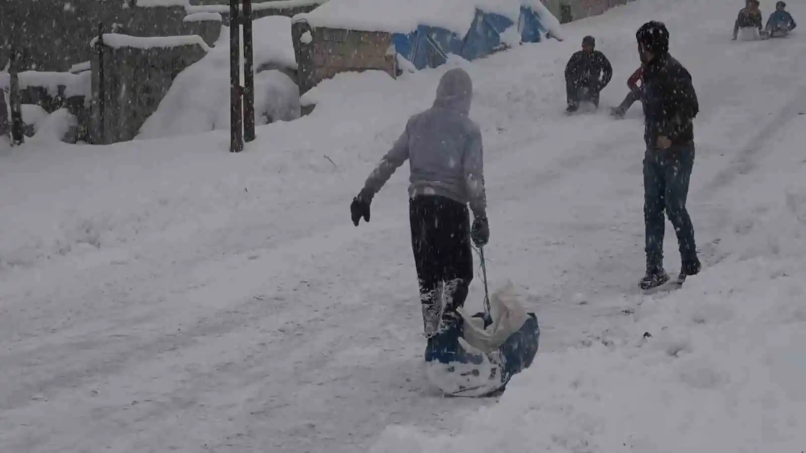 Bitlis’te çocuklar kayak keyfi yaşadı
