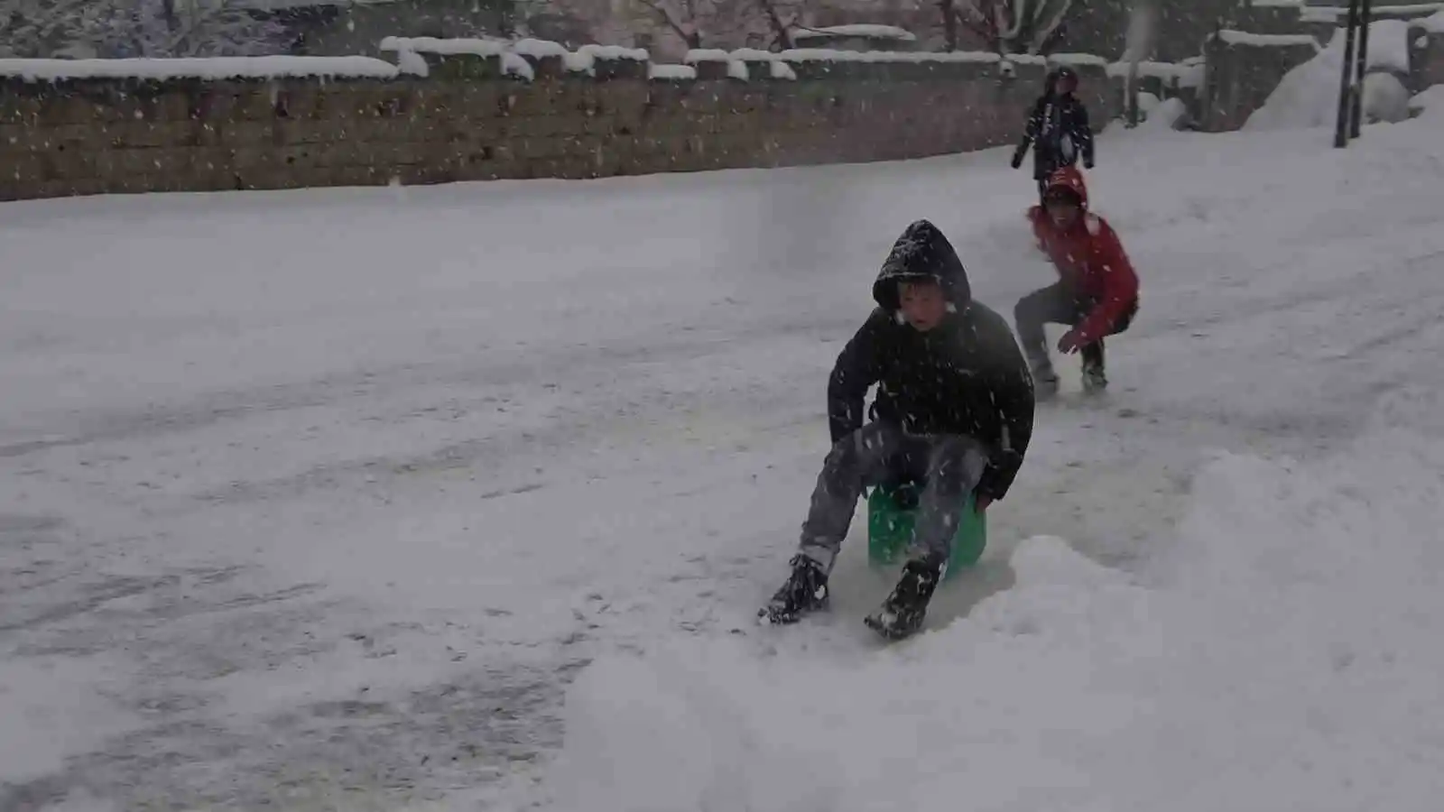 Bitlis’te çocuklar kayak keyfi yaşadı
