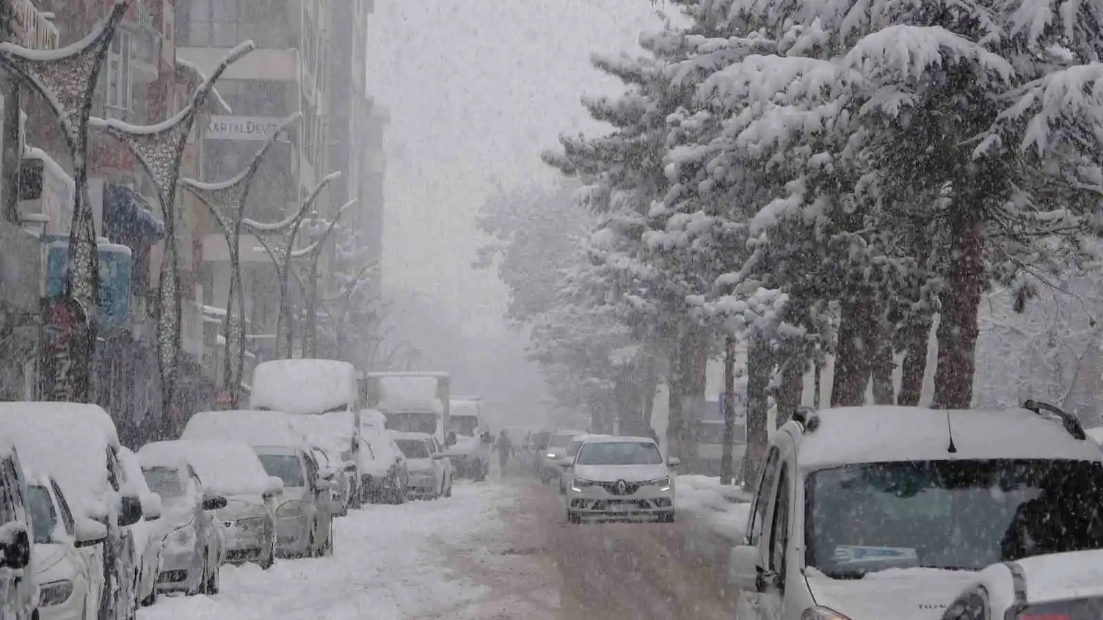 Bitlis’te yoğun kar yağışı ve tipi hayatı olumsuz etkiliyor
