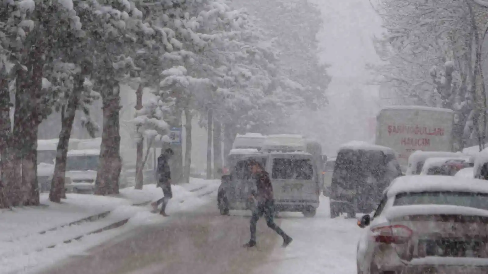 Bitlis’te yoğun kar yağışı ve tipi hayatı olumsuz etkiliyor
