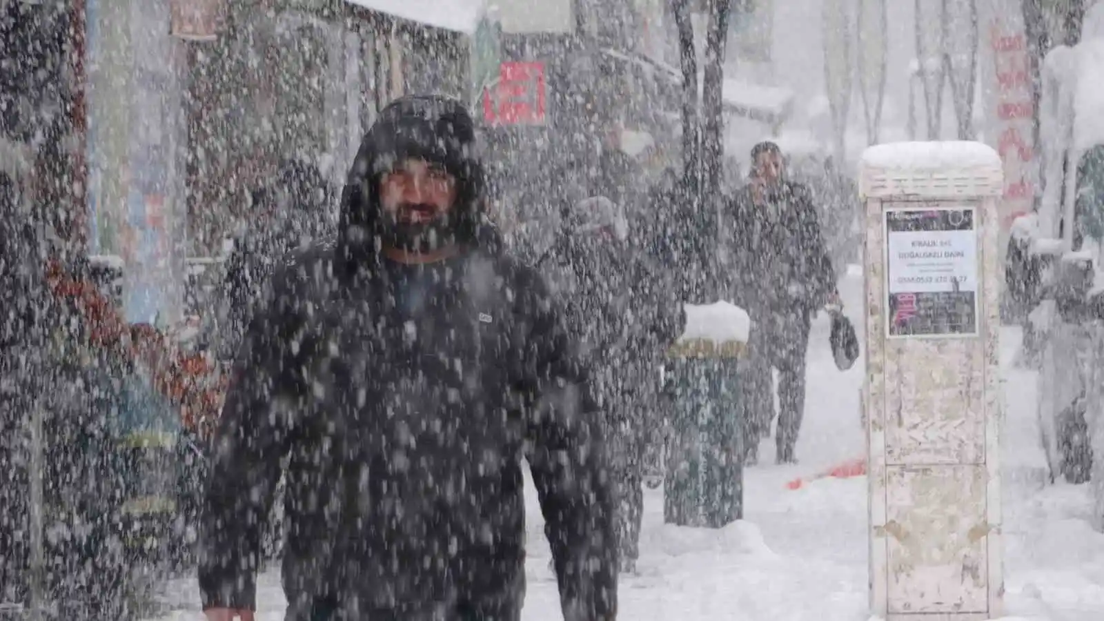 Bitlis’te yoğun kar yağışı ve tipi hayatı olumsuz etkiliyor
