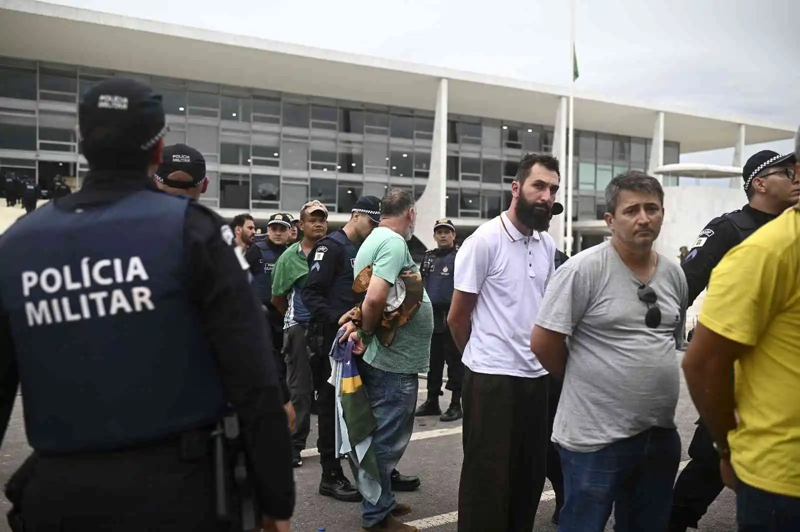 Brezilya'da Bolsonaro destekçisi bin 500 kişi gözaltına alındı