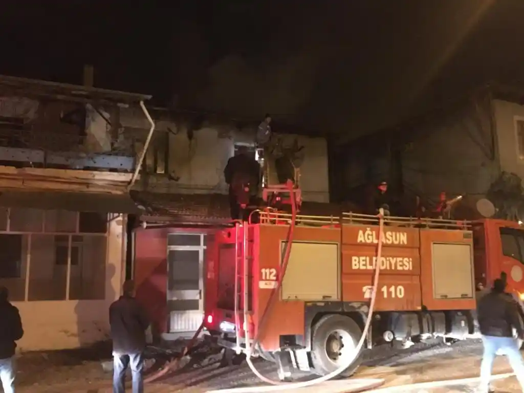 Burdur'daki yangında dumandan etkilenen yaşlı adam hayatını kaybetti