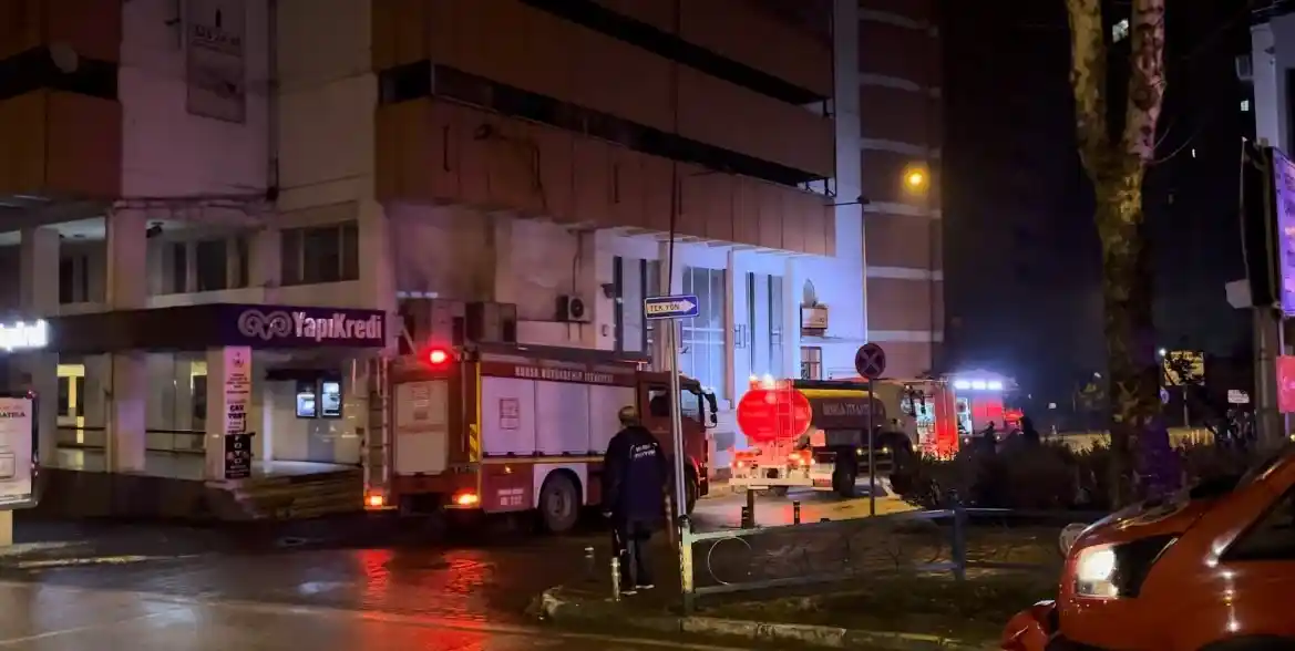 Bursa’da 7 katlı otoparkta çıkan yangında 3 araç kül oldu
