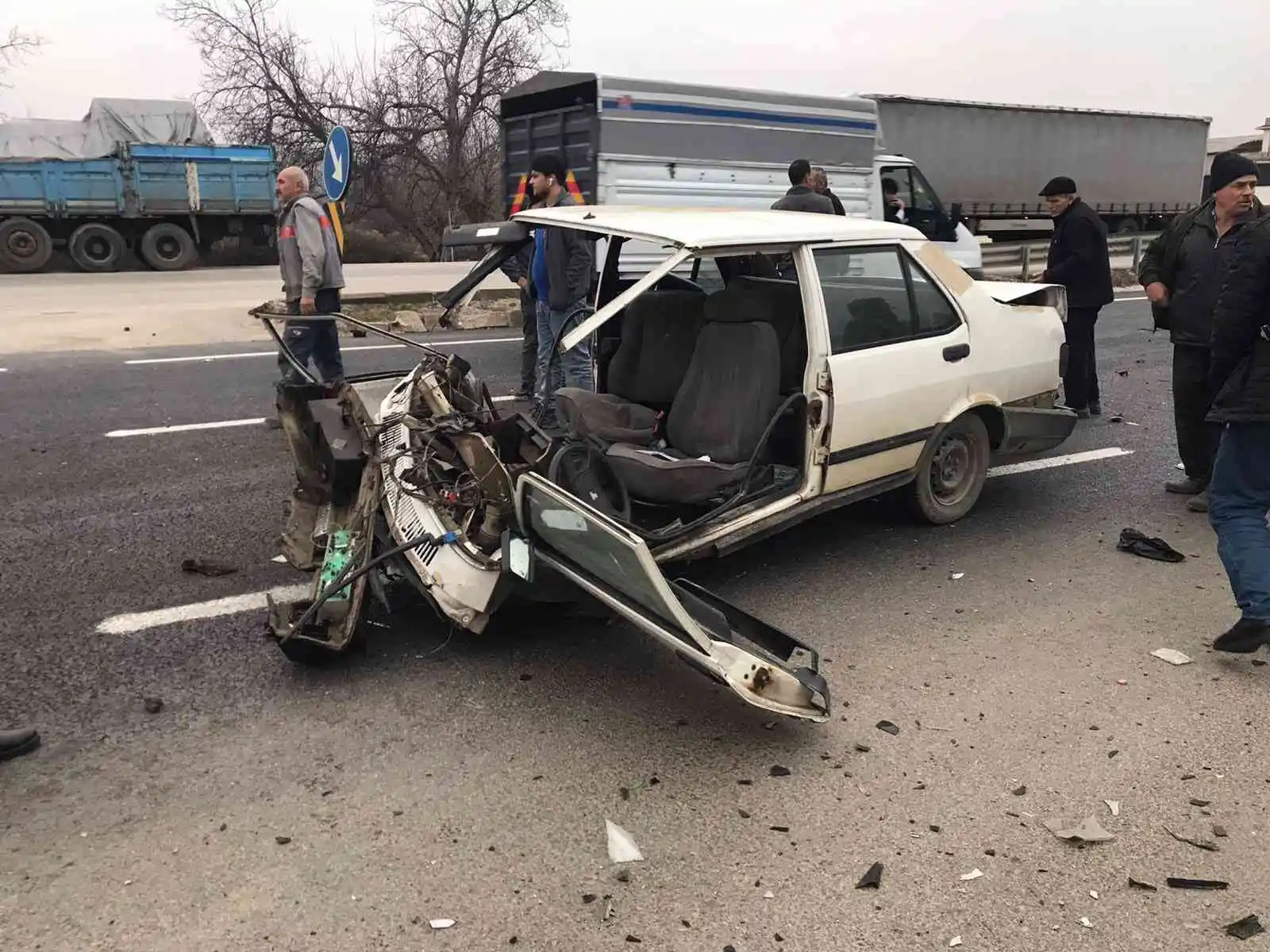 Bursa'da feci kaza: Otomobil ikiye bölündü, 3 kişi yaralandı
