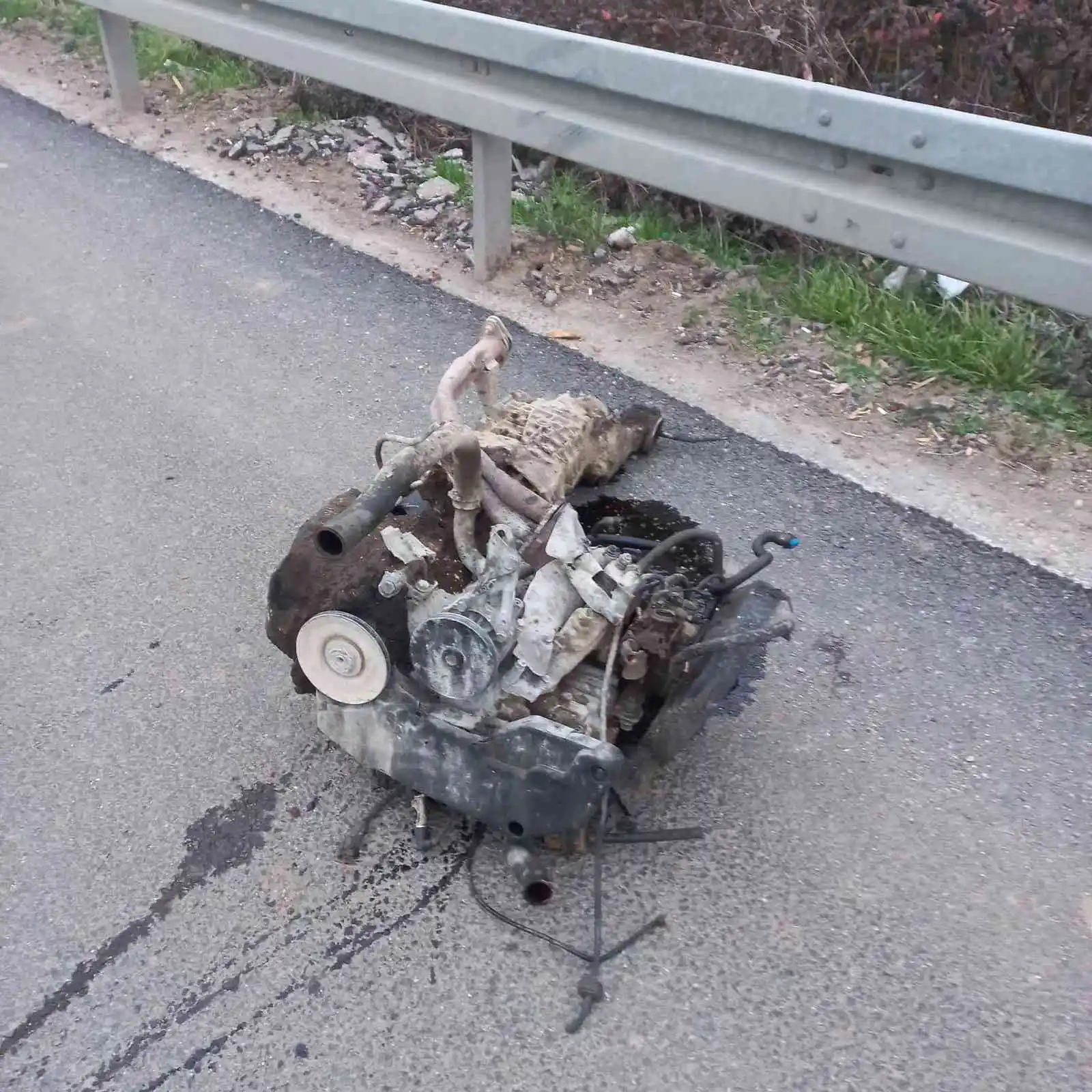 Bursa’da feci kaza: Otomobil ikiye bölündü, 3 kişi yaralandı
