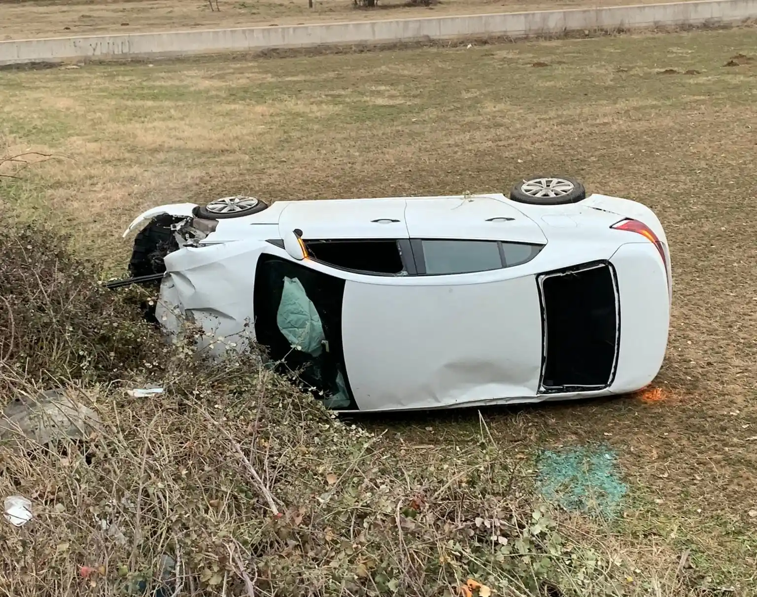 Bursa’da feci kaza: Otomobil ikiye bölündü, 3 kişi yaralandı
