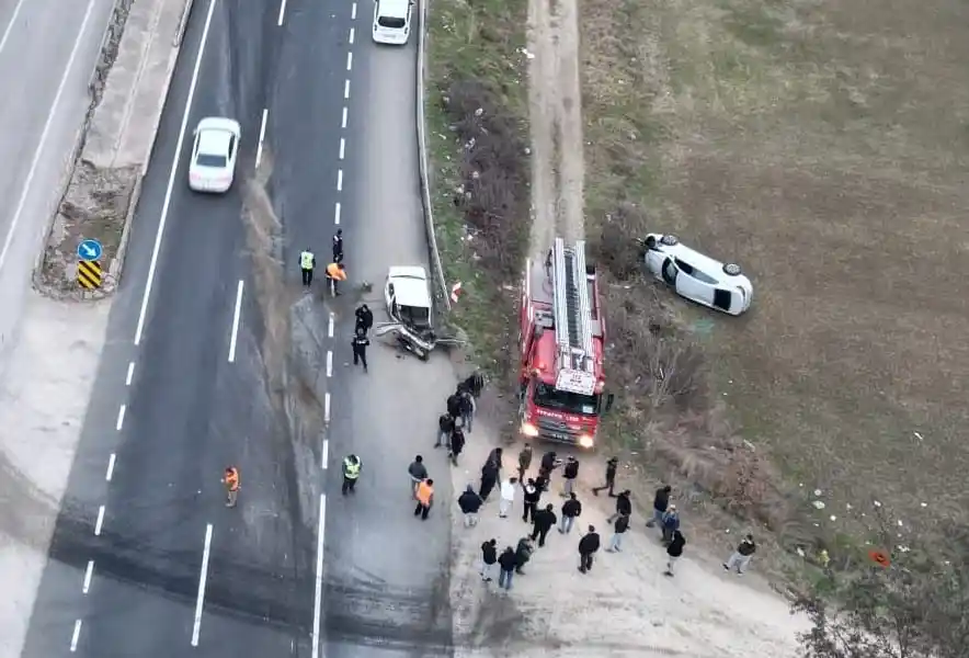 Bursa’da feci kaza: Otomobil ikiye bölündü, 3 kişi yaralandı
