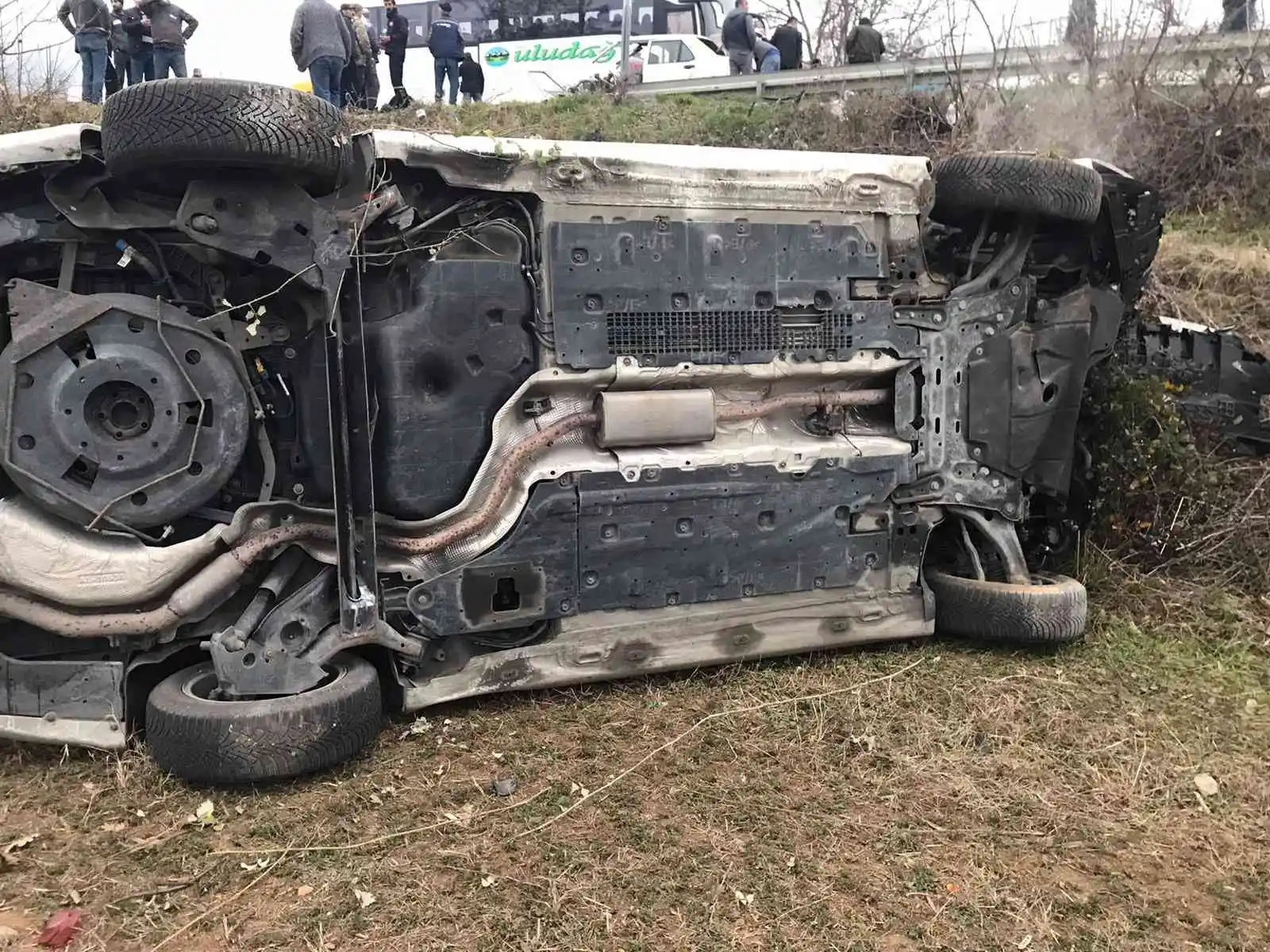 Bursa’da feci kaza: Otomobil ikiye bölündü, 3 kişi yaralandı
