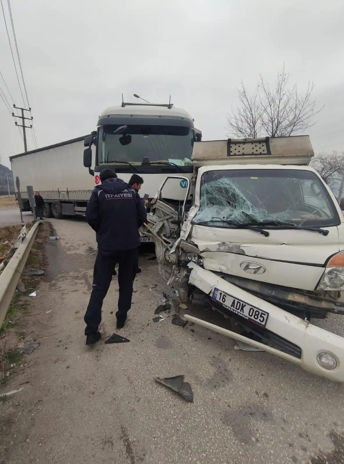 Bursa’da TIR ile kamyonet çarpıştı, sıkışan yolcuyu itfaiye kurtardı
