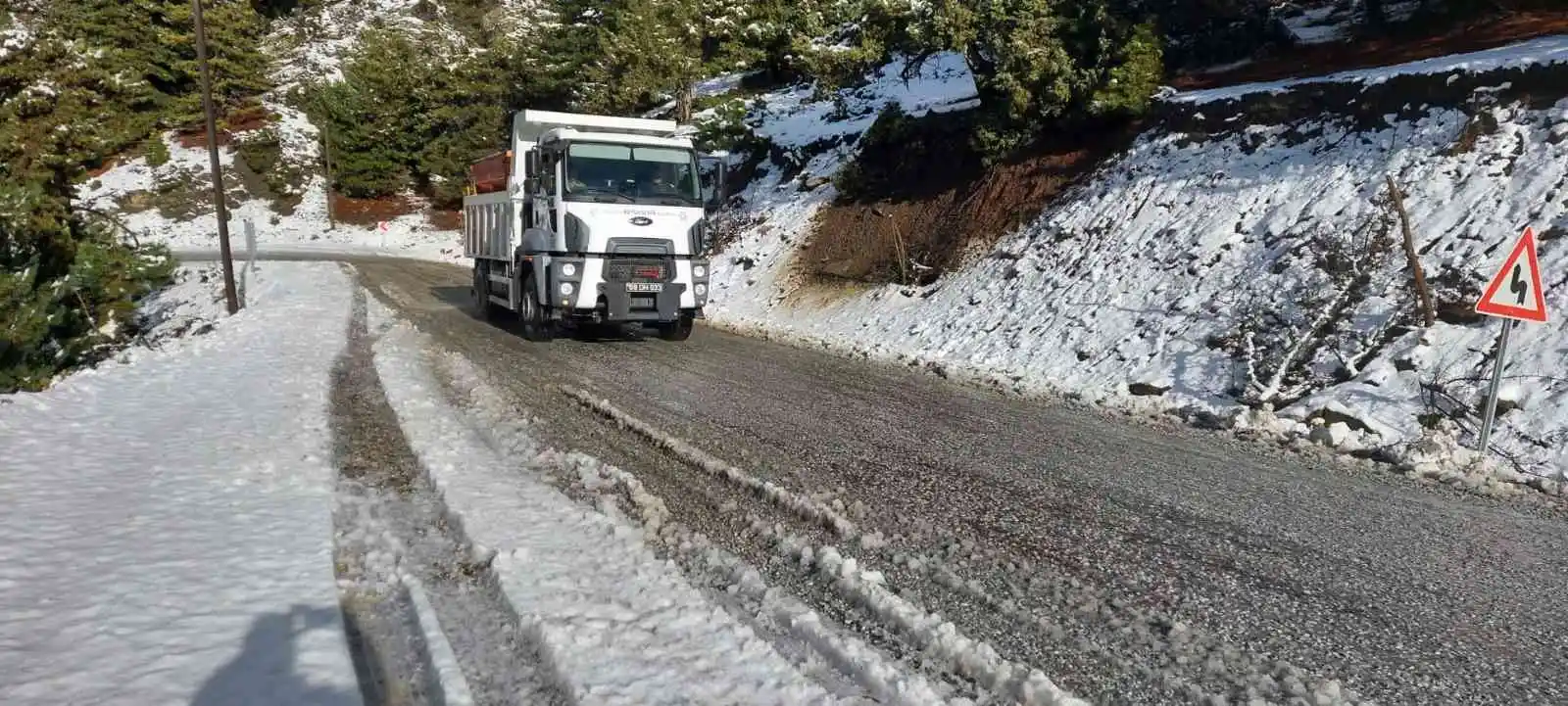 Büyükşehir ekiplerinin karla mücadele çalışmaları sürüyor
