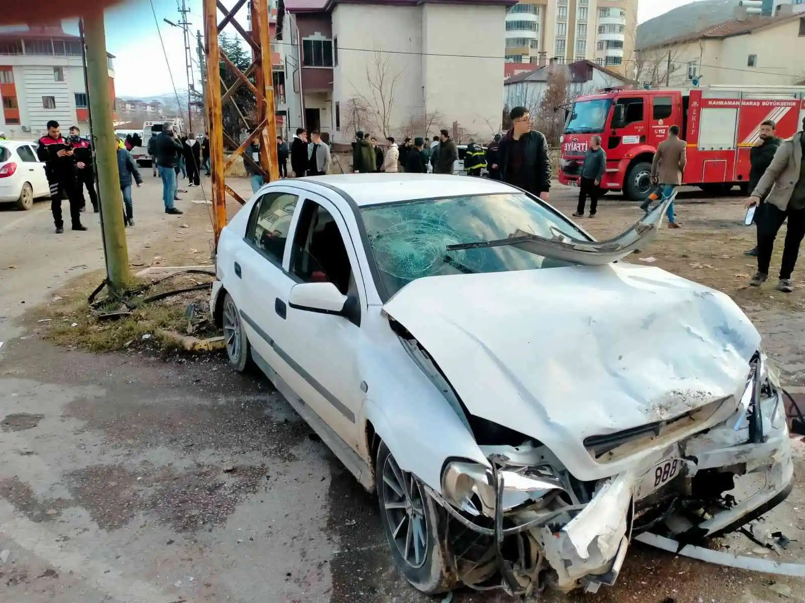 Çarpmanın etkisiyle savrulan otomobil anne ve oğlunu ezdi: 6 yaralı