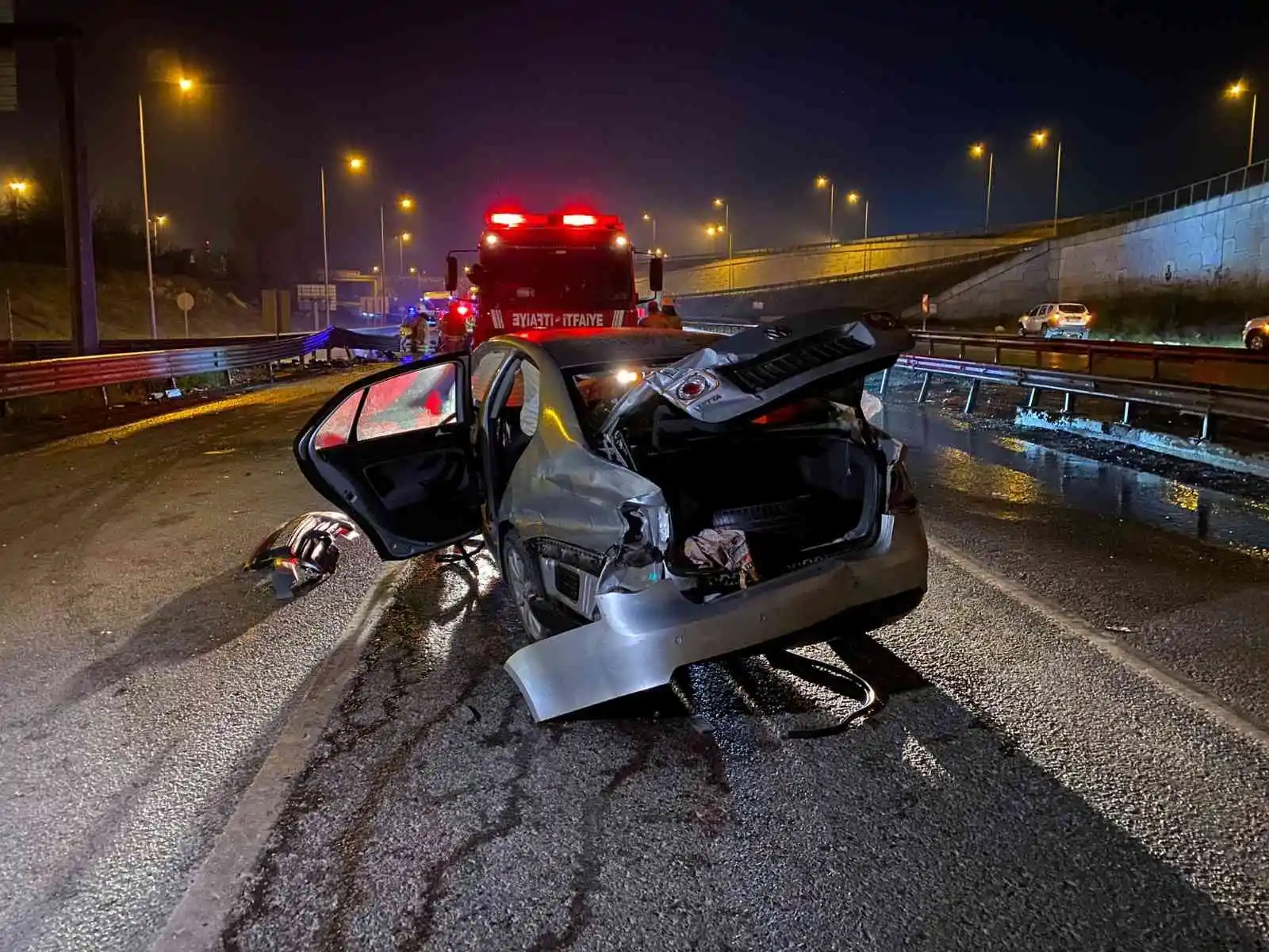 Çekmeköy’de bariyerlere çarpan aracın motoru yola fırladı: 3 ağır yaralı
