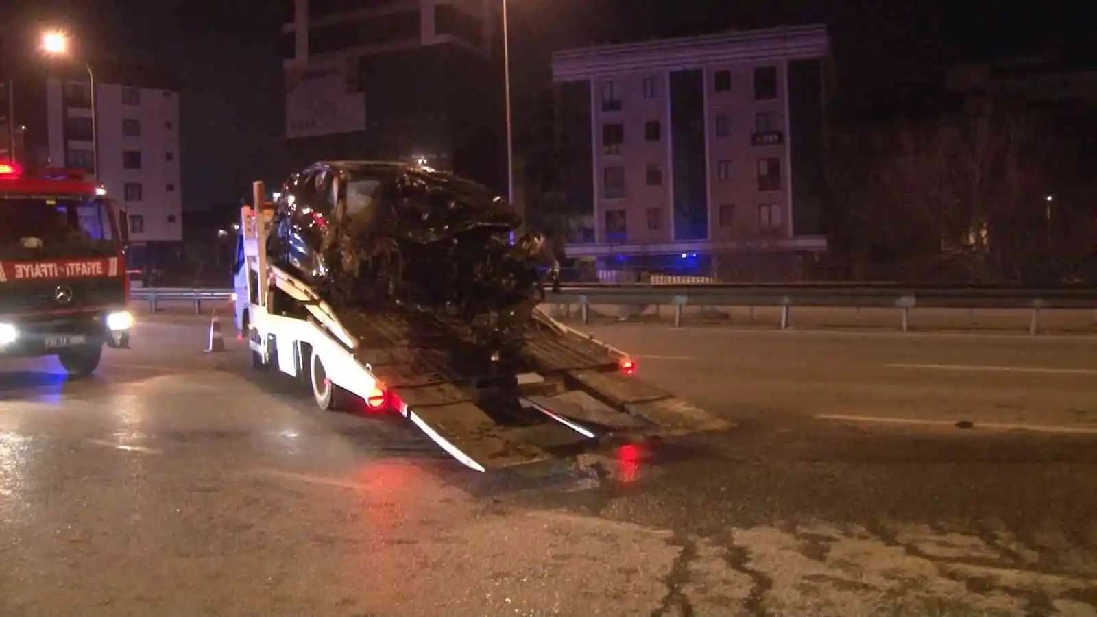 Çekmeköy’de kontrolden çıkıp takla atan aracın motoru yola fırladı: 3 yaralı
