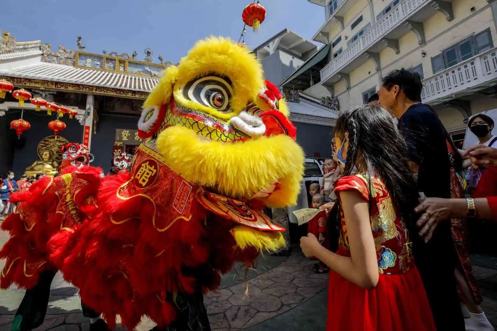Çinliler yeni yıldan sağlık diledi: Tavşan Yılı kutlamalarında renkli görüntüler oluştu
