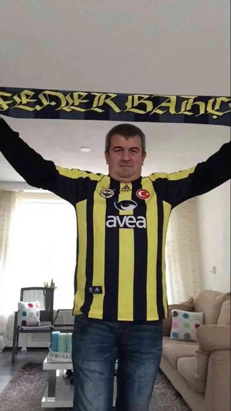 Çok sevdiği Fenerbahçe’nin mağlup olduğu derbi sırasında kalp krizi geçiren vatandaş hayatını kaybetti
