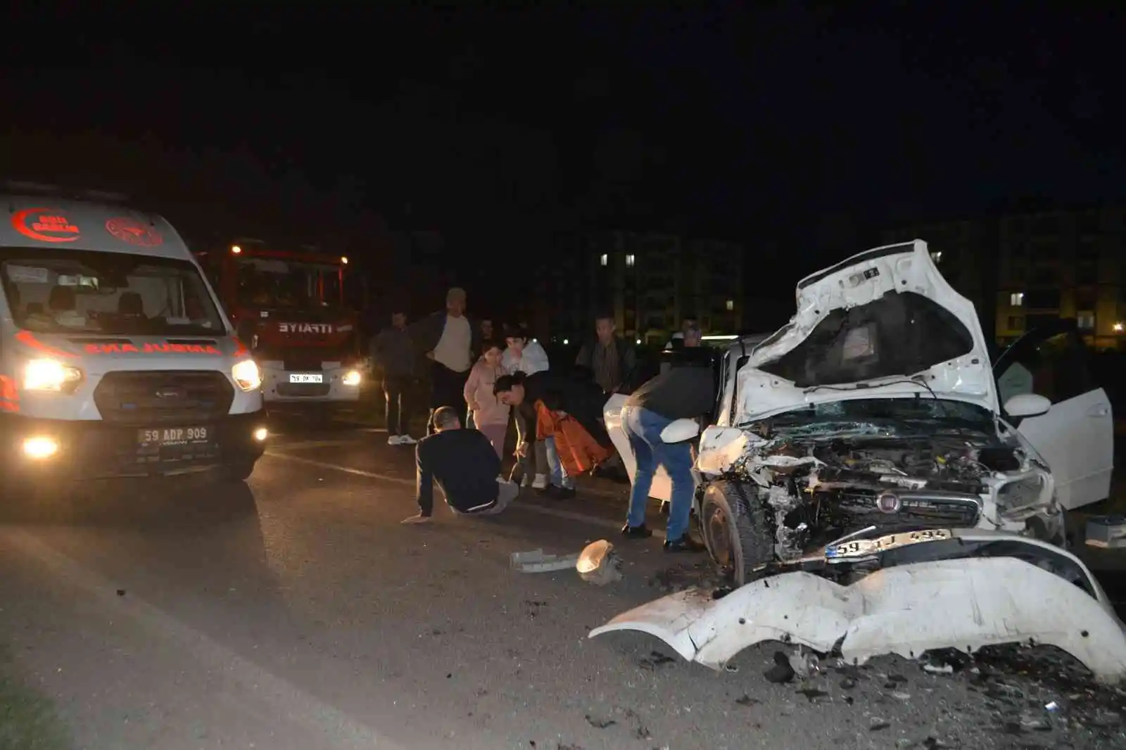 Çorlu'da iki otomobil kafa kafaya çarpıştı: 1 ölü, 3 yaralı
