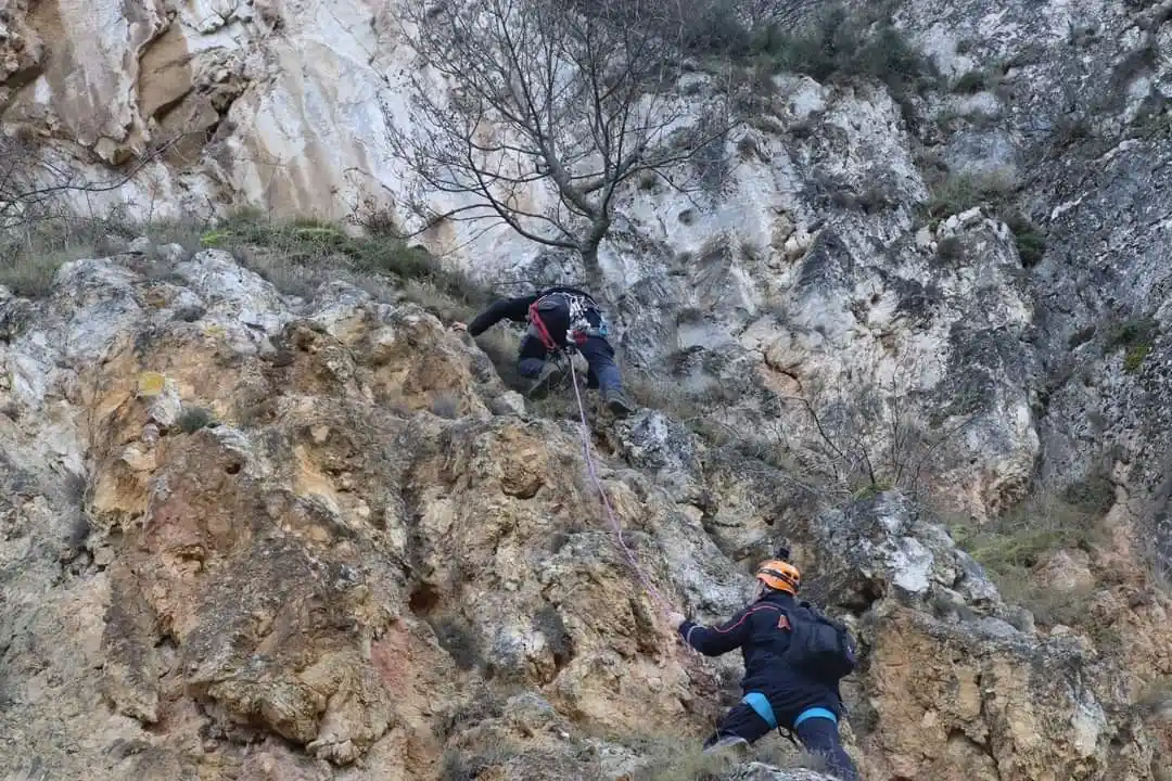 Dağlık alanda mahsur kalan köpek arama kurtarma ekiplerince kurtarıldı
