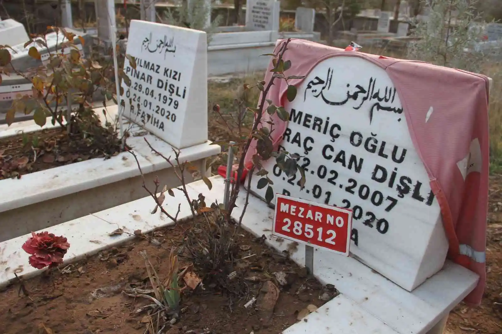 Depremde doğan ve depremde hayatını kaybeden Miraç’ın kabri başındaki detay yürek burktu
