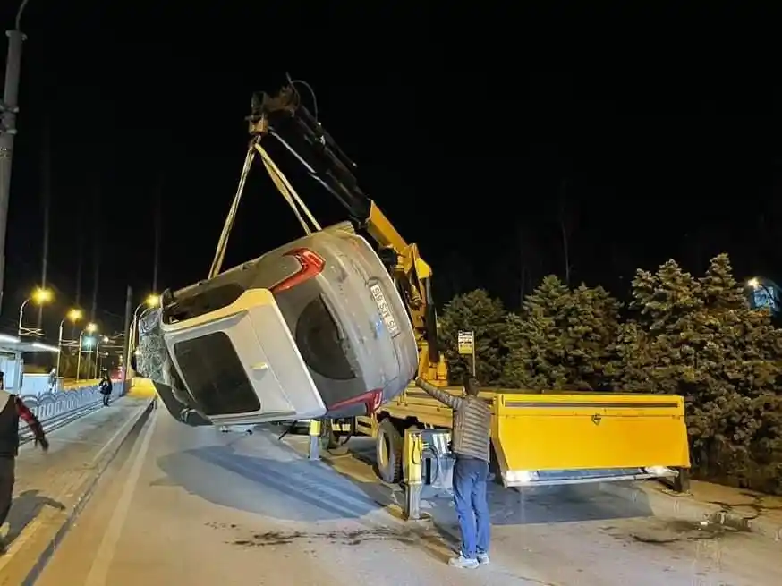 Dereye uçan lüks aracın sürücüsü yaralandı
