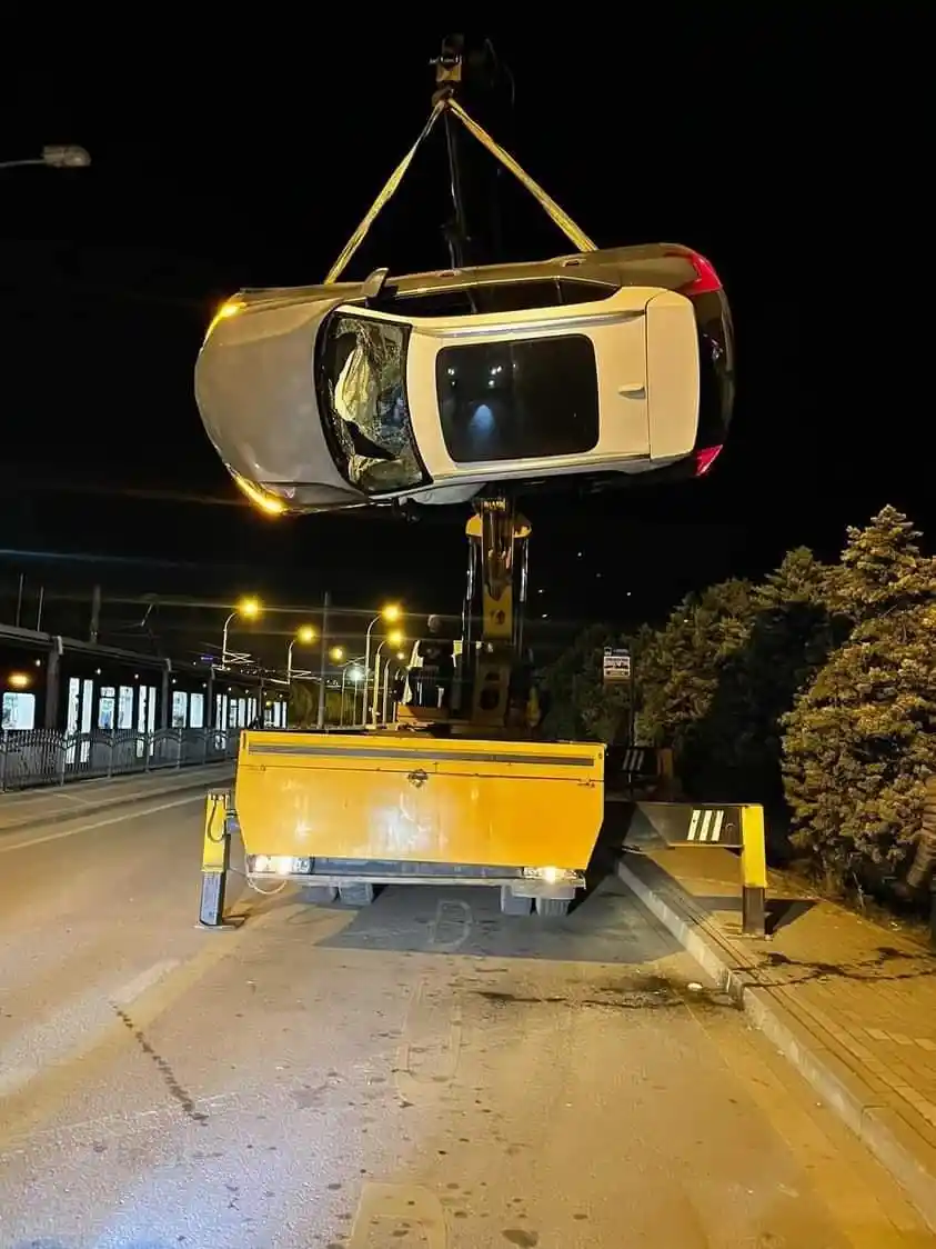 Dereye uçan lüks aracın sürücüsü yaralandı
