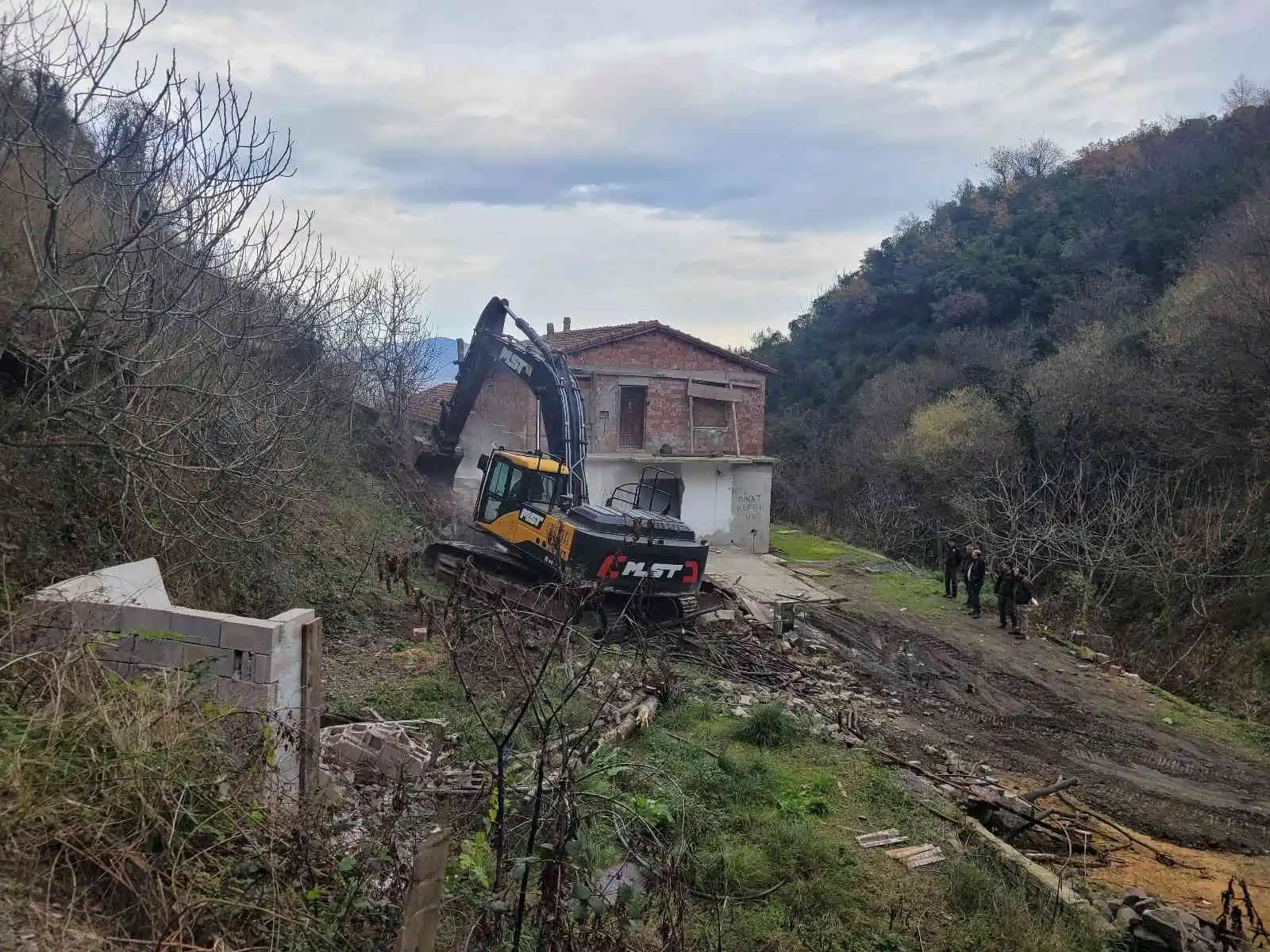 Devlet ormanında inşa edilen kaçak yapılara yıkım
