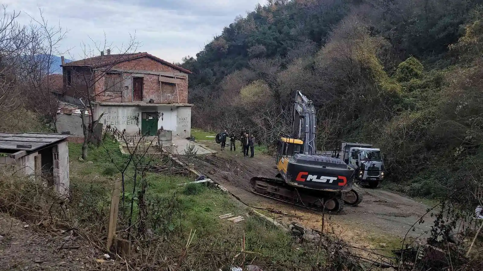 Devlet ormanında inşa edilen kaçak yapılara yıkım
