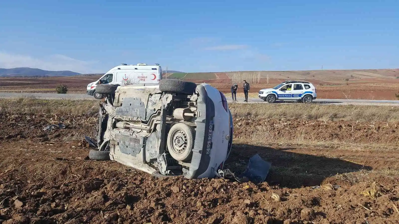 Devrilen otomobilden burnu bile kanamadan çıktı
