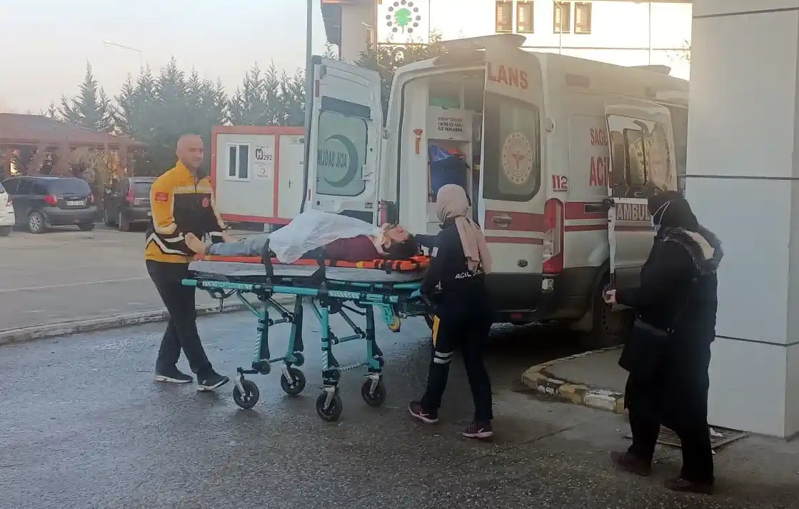 Devrilen traktörün sürücüsü yaralandı