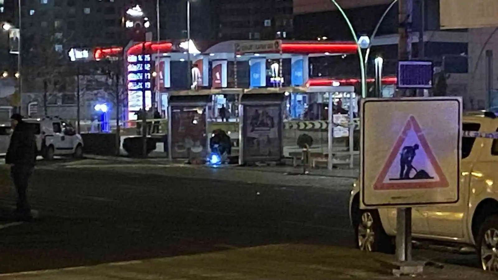 Diyarbakır’da otobüs durağında şüpheli valiz fünye ile patlatıldı
